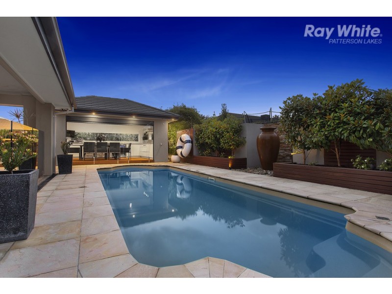 9 Waterlily Court, Waterways VIC 3195