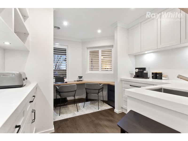 9 Waterlily Court, Waterways VIC 3195