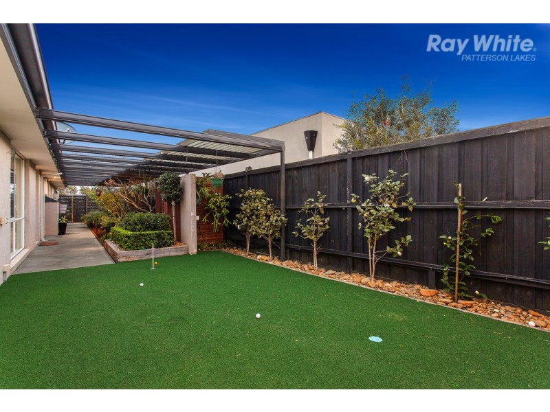 9 Waterlily Court, Waterways VIC 3195