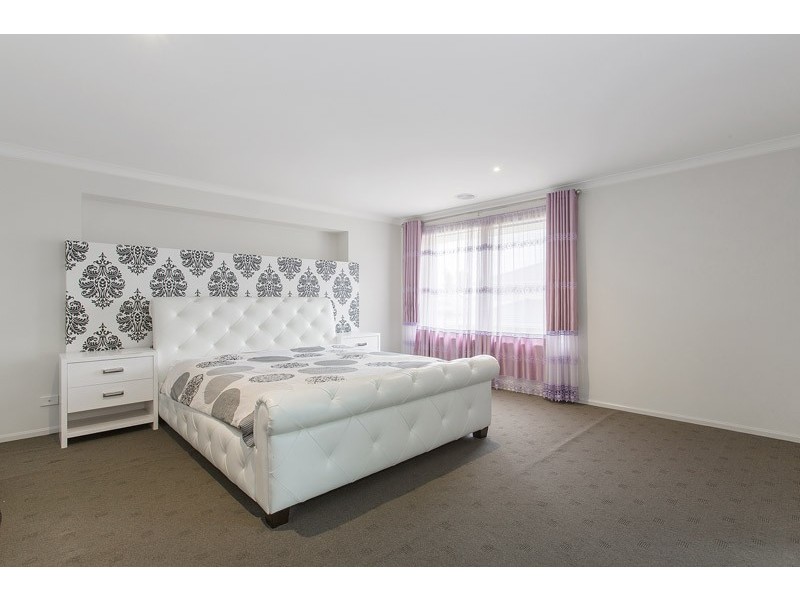 8 Black Swan Lane, Waterways VIC 3195
