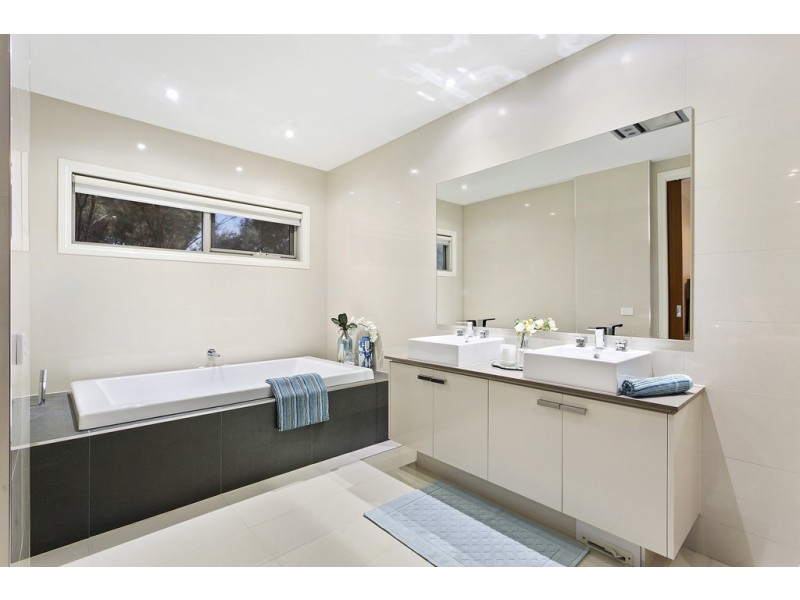 5 Serpentine Court, Waterways VIC 3195