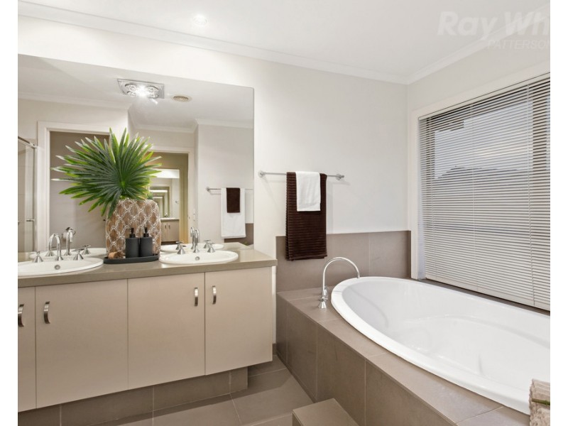 29 Deepwater Drive, Waterways VIC 3195