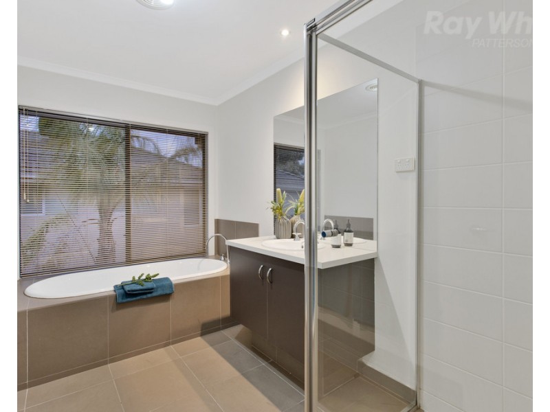 29 Deepwater Drive, Waterways VIC 3195