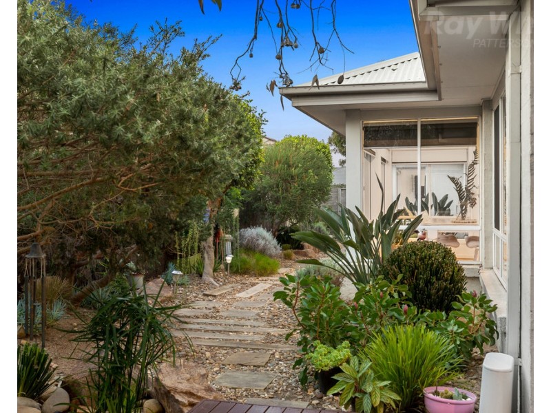 16 Binglebay Avenue, Waterways VIC 3195