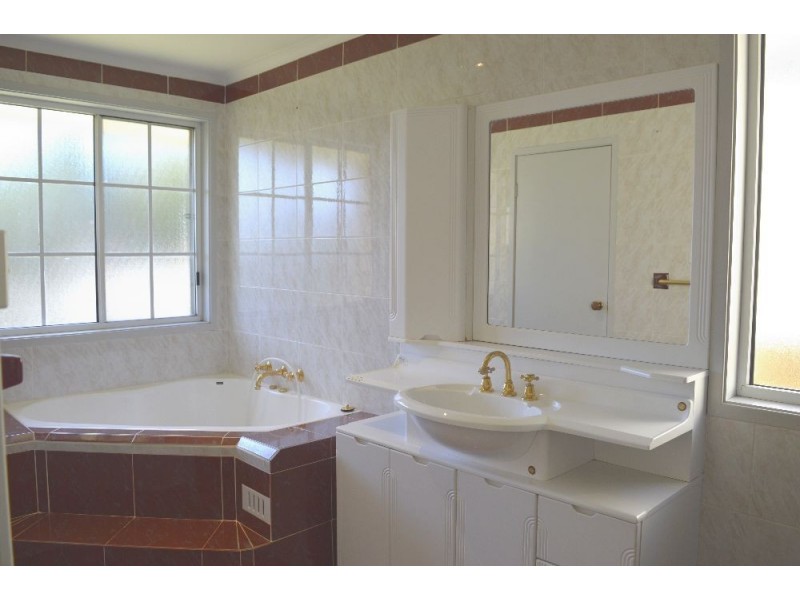 33 Bower-Bird Crescent, Hinchinbrook NSW 2168