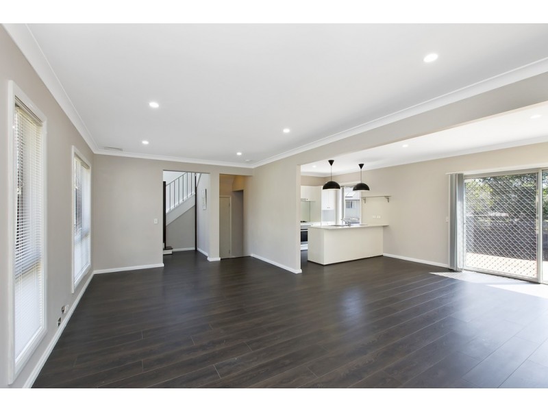 4 Charlie Street, Middleton Grange NSW 2171