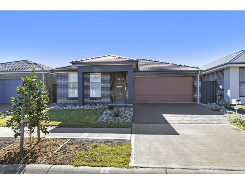 8 Grantham Crescent, Denham Court NSW 2565