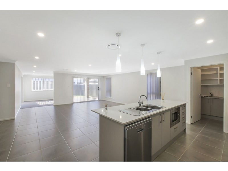 8 Grantham Crescent, Denham Court NSW 2565
