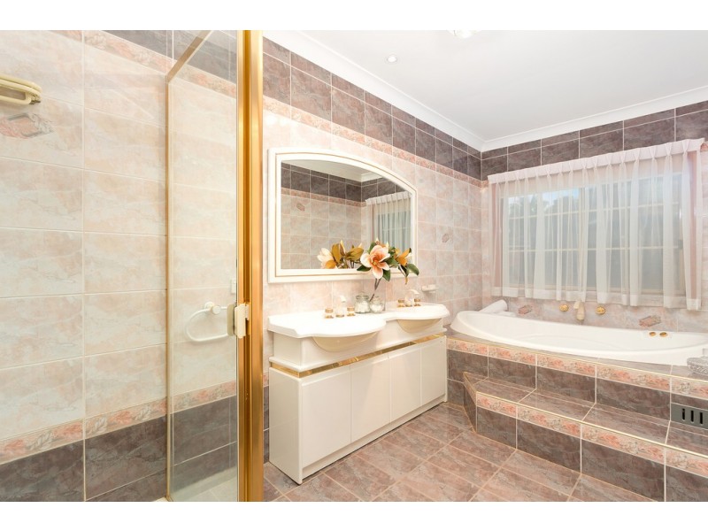 4 Whitley Place, Abbotsbury NSW 2176