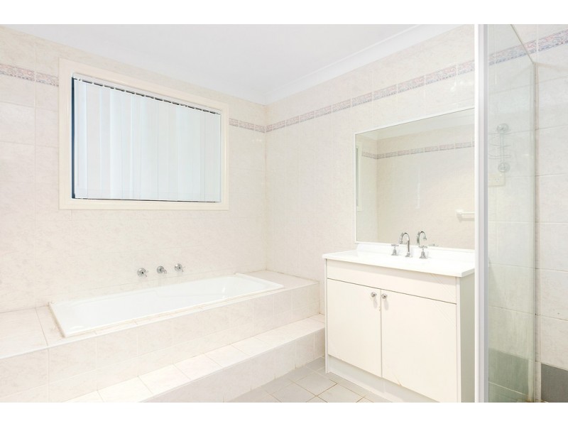 4 Dorre Place, Green Valley NSW 2168