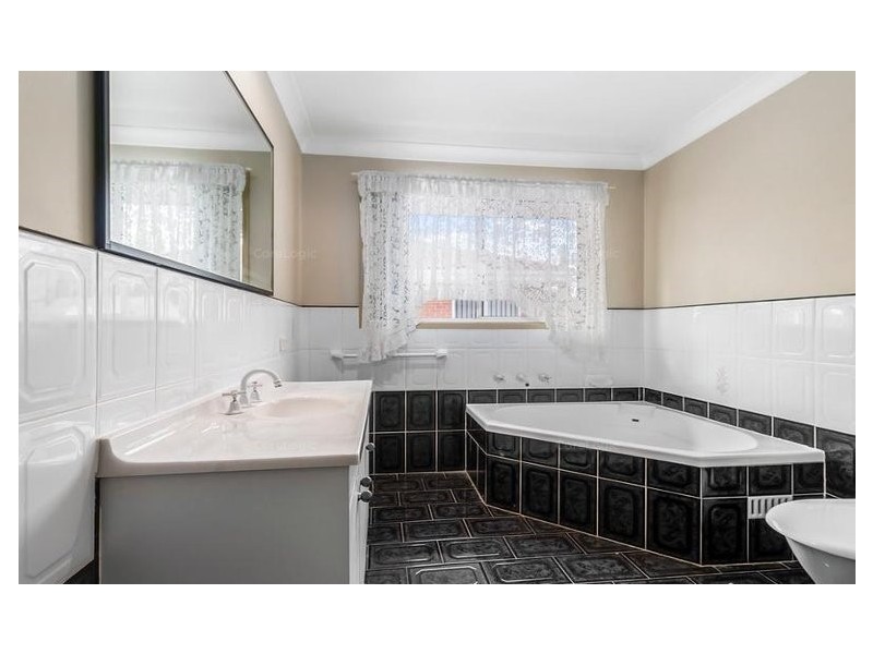 5B Douglas Close, Green Valley NSW 2168