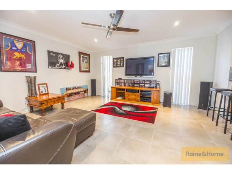2 Phillip St, Beachmere QLD 4510