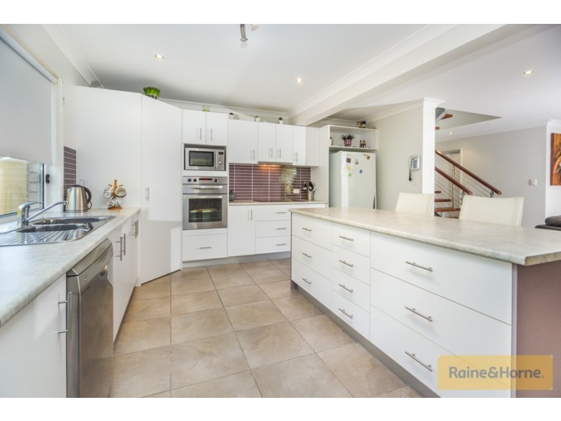 2 Phillip St, Beachmere QLD 4510