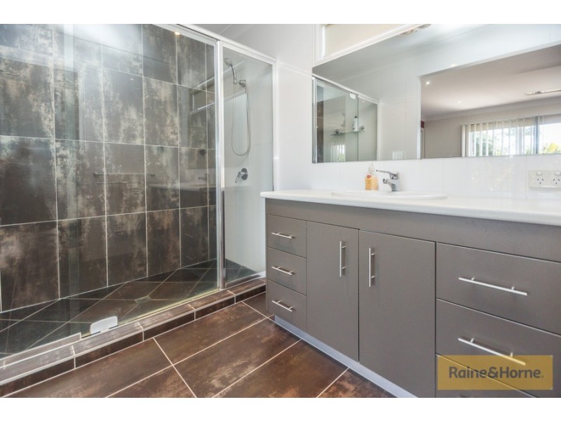 2 Phillip St, Beachmere QLD 4510