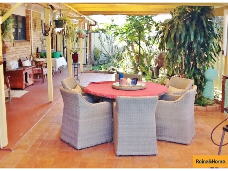 4 Gillian Street, Beachmere QLD 4510