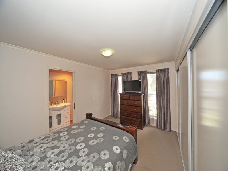 4 Arinya Close, Ascot VIC 3551