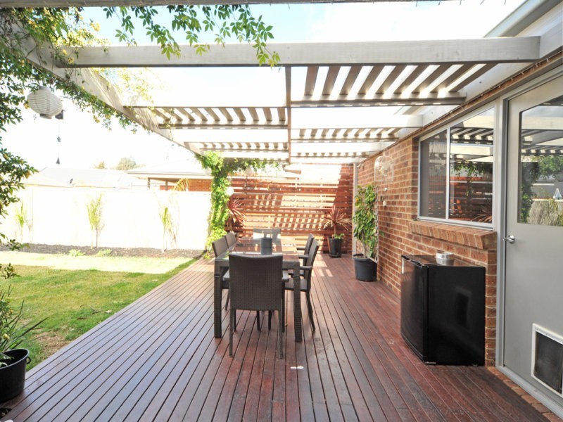 4 Arinya Close, Ascot VIC 3551