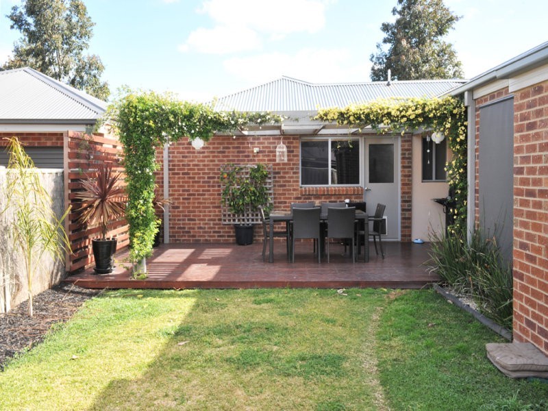 4 Arinya Close, Ascot VIC 3551