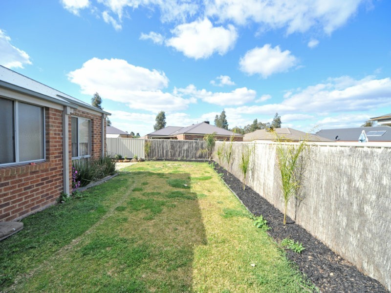 4 Arinya Close, Ascot VIC 3551