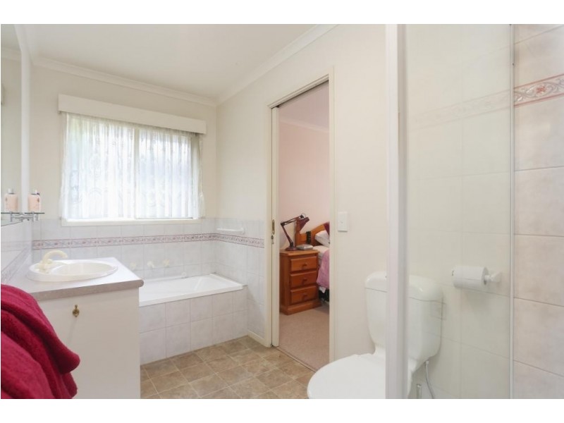 19 Wingoon Drive, California Gully VIC 3556