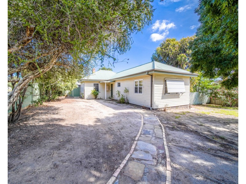 4 Woolcock Avenue, Kangaroo Flat VIC 3555
