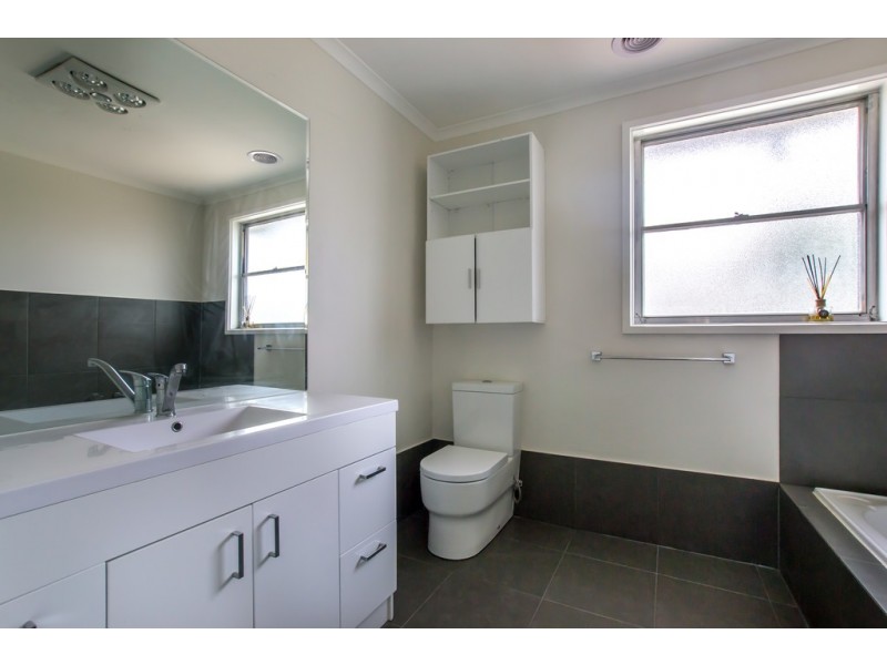 12 Truscott Avenue, California Gully VIC 3556