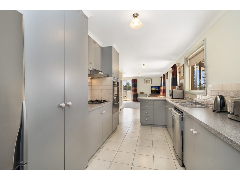 2 Proud Terrace, Flora Hill VIC 3550