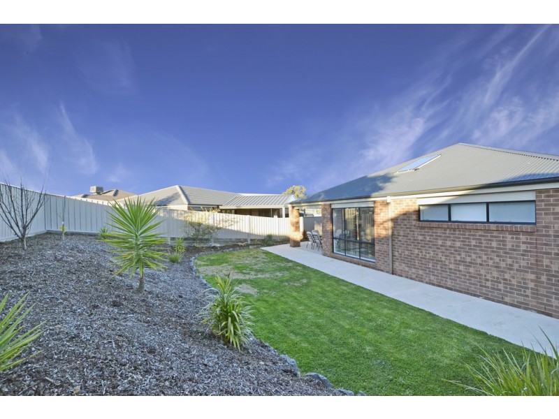 13 Londonderry Way, Epsom VIC 3551