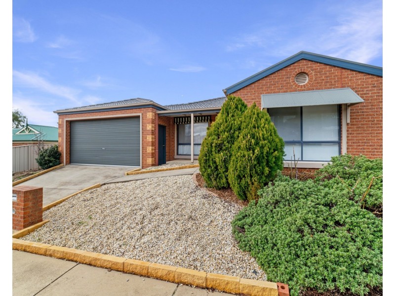 11 Goodenia Avenue, Kangaroo Flat VIC 3555