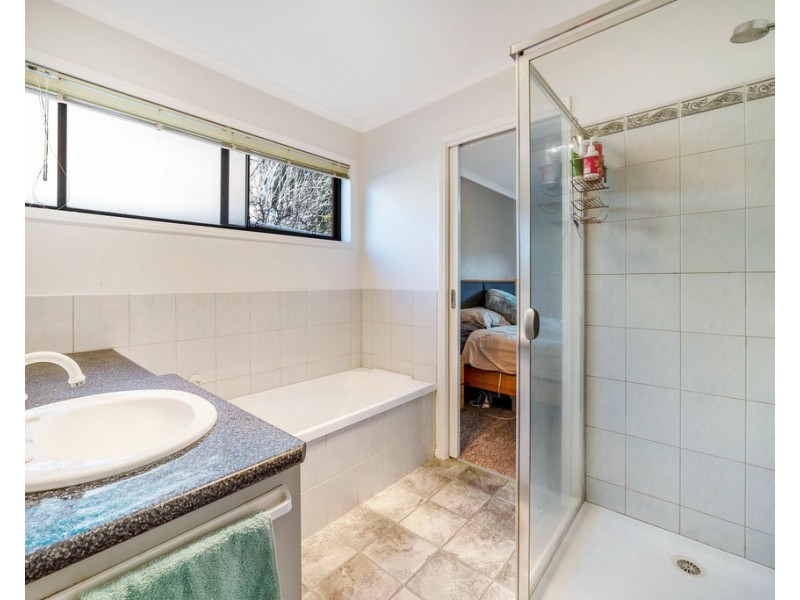 11 Goodenia Avenue, Kangaroo Flat VIC 3555