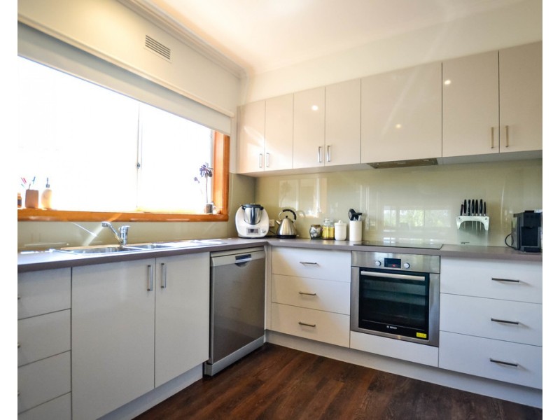 9 Albert Avenue, Strathdale VIC 3550