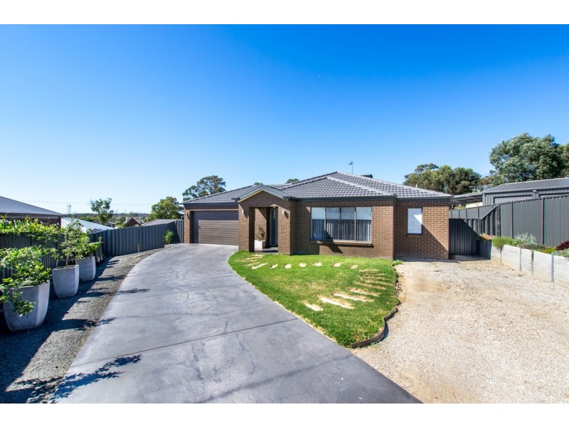 4 Chevington Close, Golden Square VIC 3555