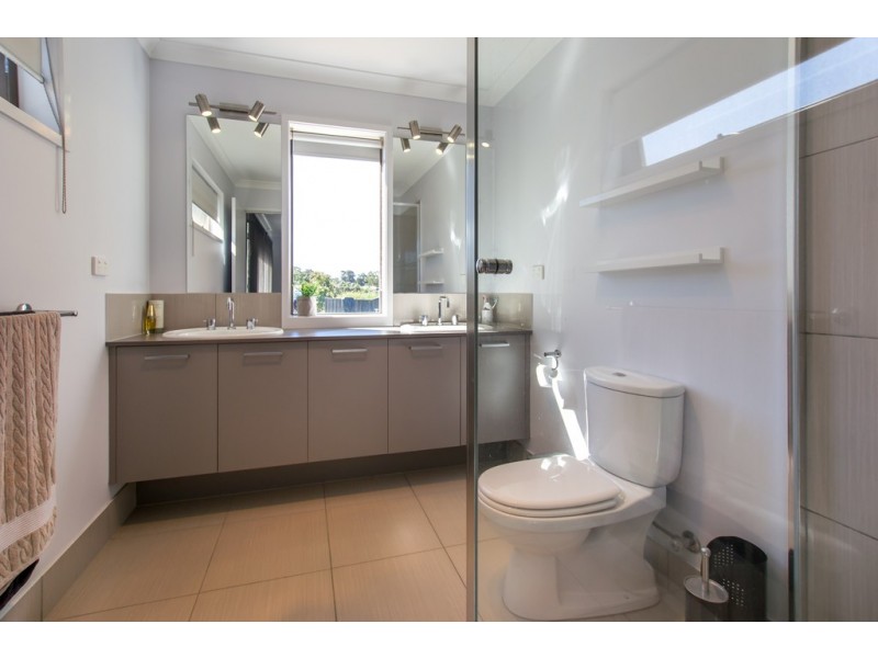 4 Chevington Close, Golden Square VIC 3555