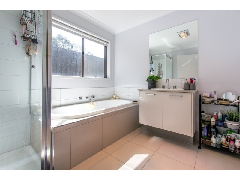 4 Chevington Close, Golden Square VIC 3555