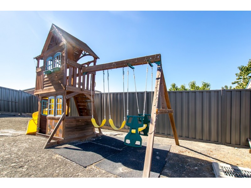 4 Chevington Close, Golden Square VIC 3555