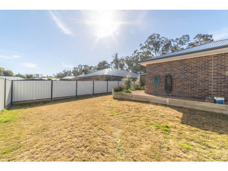 8/21 Scullys Lane, Heathcote VIC 3523