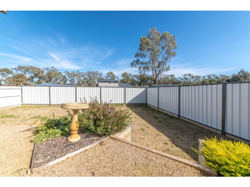 8/21 Scullys Lane, Heathcote VIC 3523