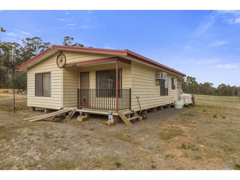 37 Benson Road, Waanyarra VIC 3551