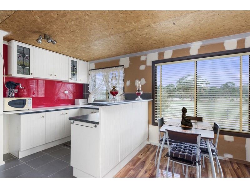 37 Benson Road, Waanyarra VIC 3551