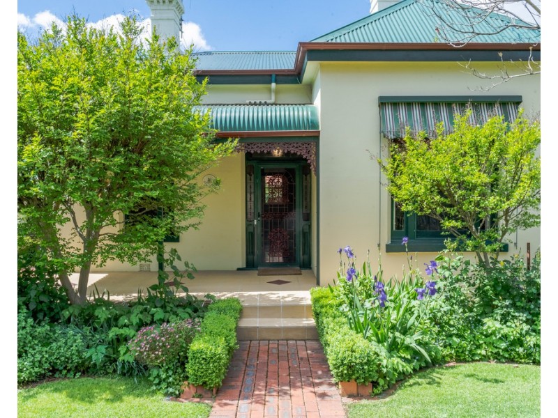 1 Pine Street, Quarry Hill VIC 3550