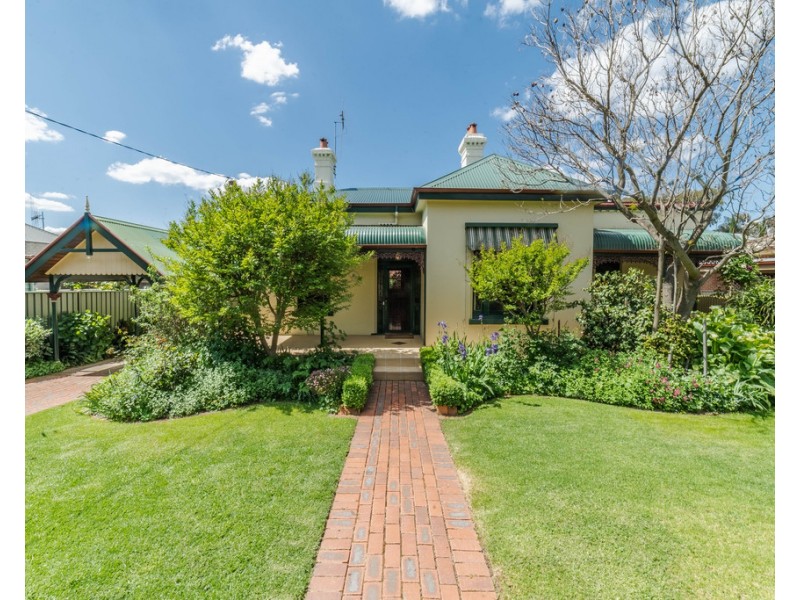 1 Pine Street, Quarry Hill VIC 3550