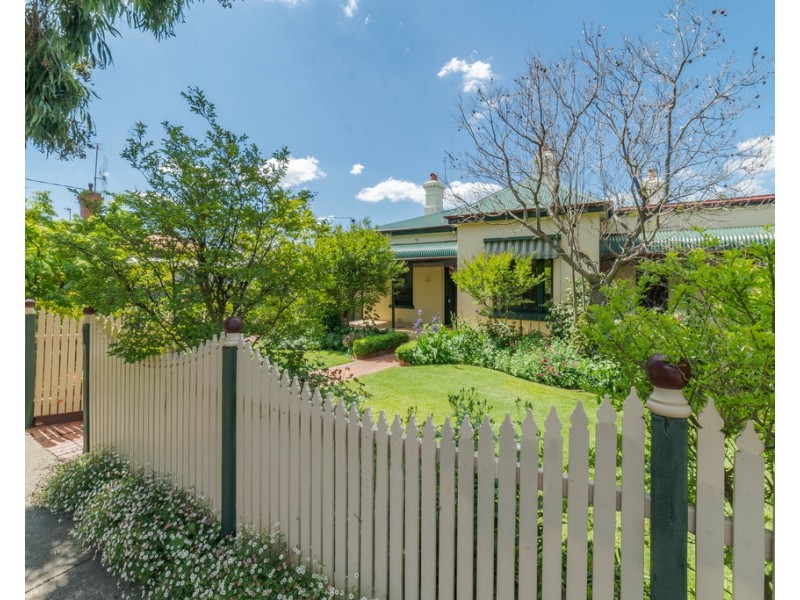 1 Pine Street, Quarry Hill VIC 3550