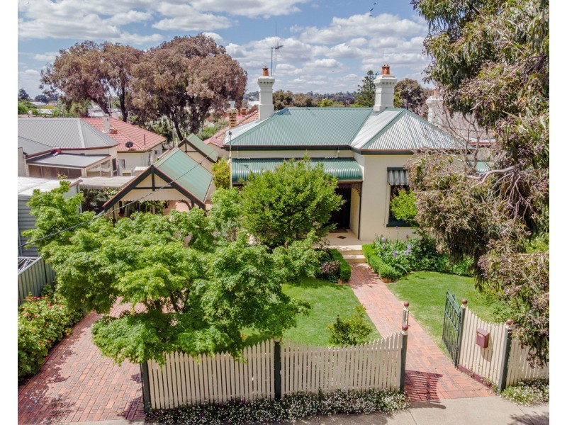 1 Pine Street, Quarry Hill VIC 3550