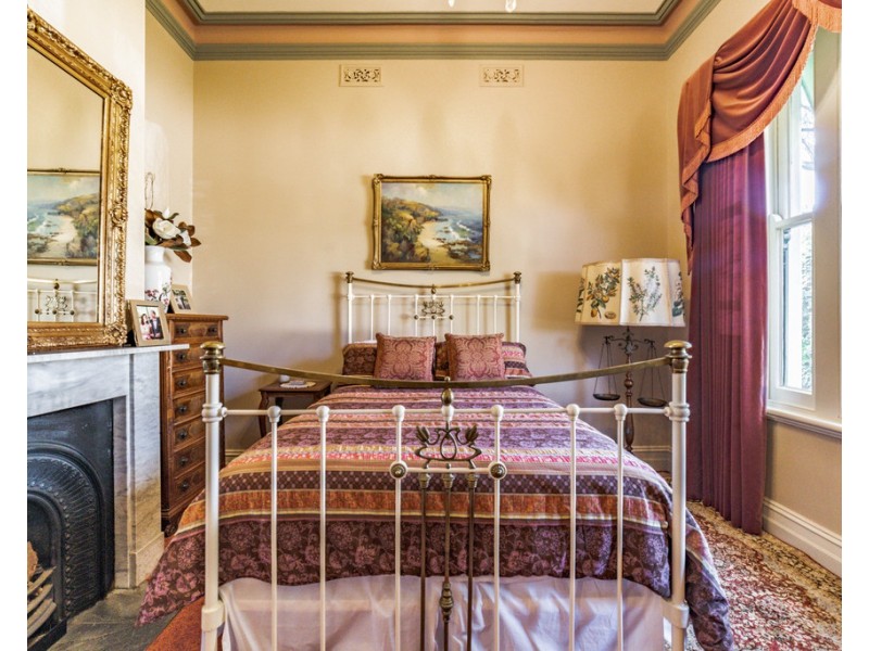 1 Pine Street, Quarry Hill VIC 3550