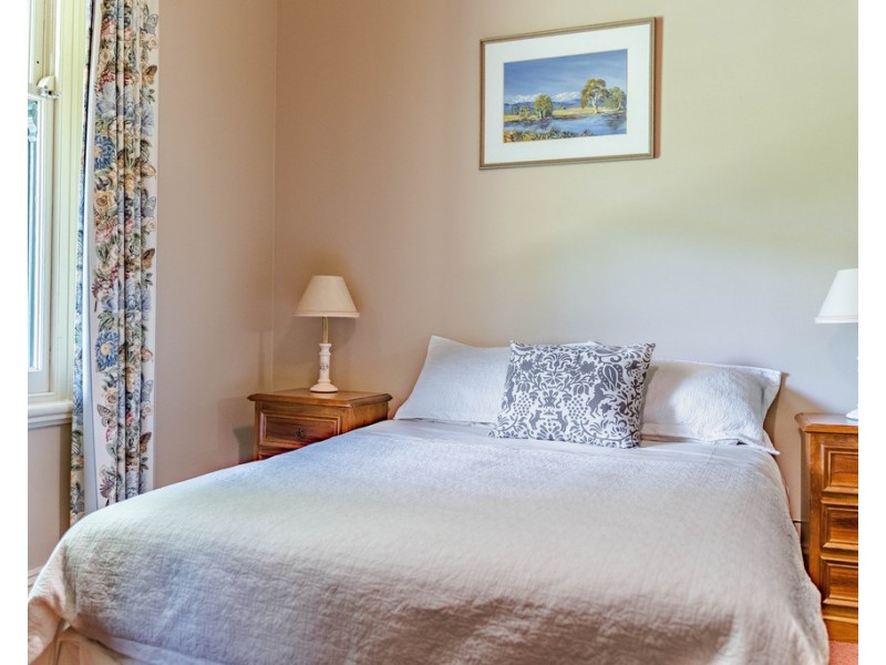 1 Pine Street, Quarry Hill VIC 3550