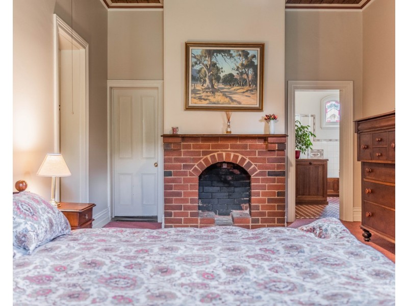 1 Pine Street, Quarry Hill VIC 3550