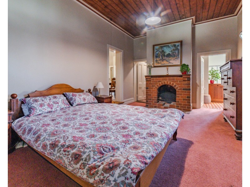 1 Pine Street, Quarry Hill VIC 3550