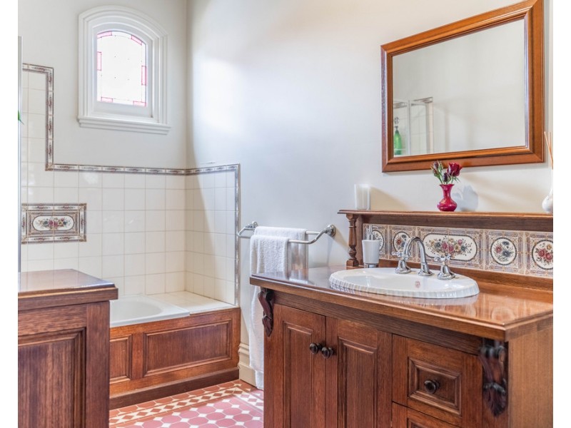 1 Pine Street, Quarry Hill VIC 3550