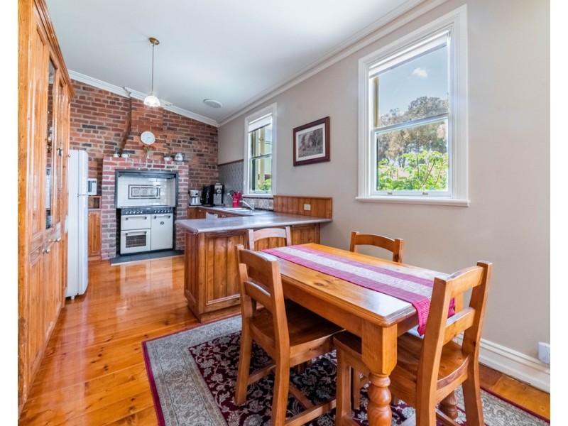1 Pine Street, Quarry Hill VIC 3550
