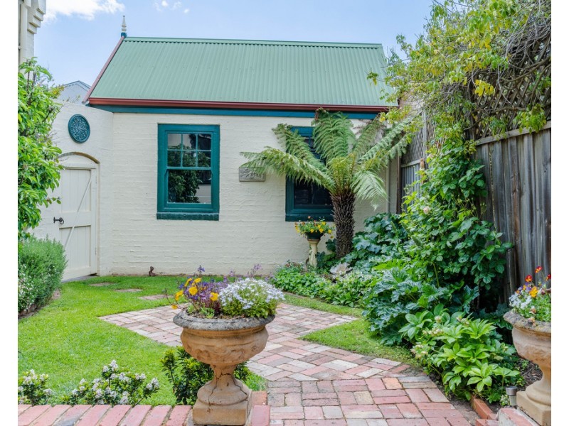 1 Pine Street, Quarry Hill VIC 3550